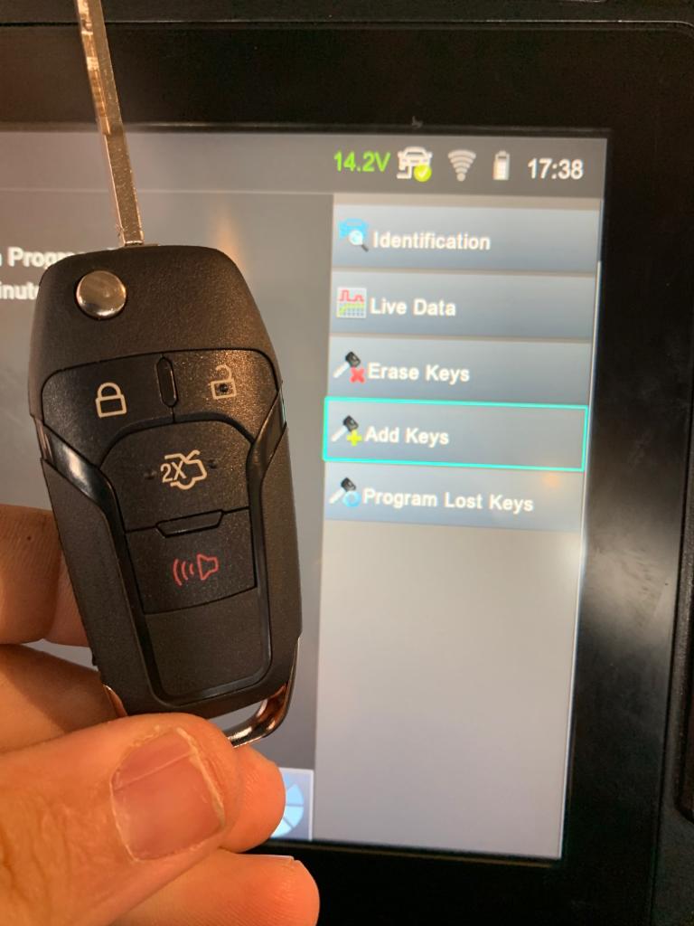 Chip car key with a transponder - Ford
